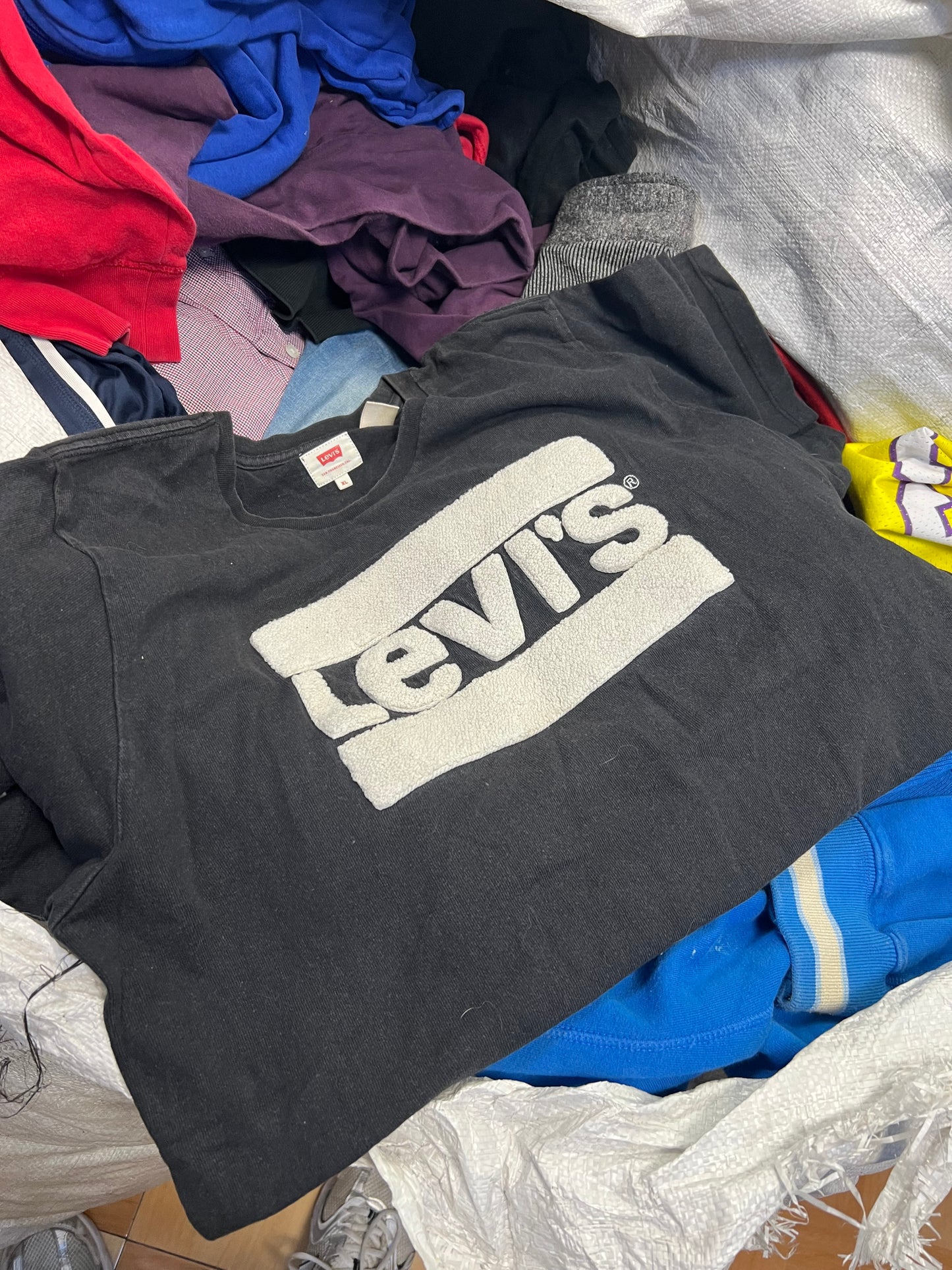 Mischen Sie Marken- und Vintage-Kleidung