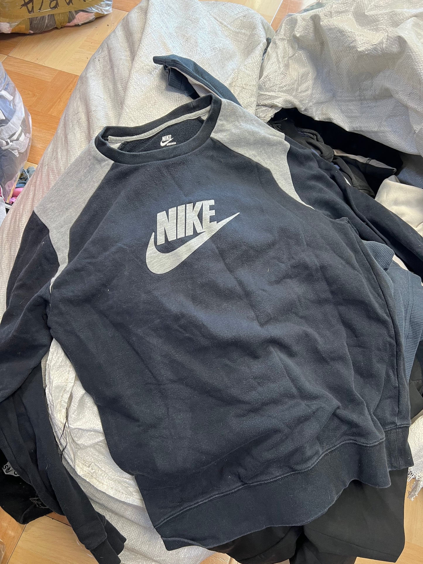 Mischen Sie Marken- und Vintage-Kleidung