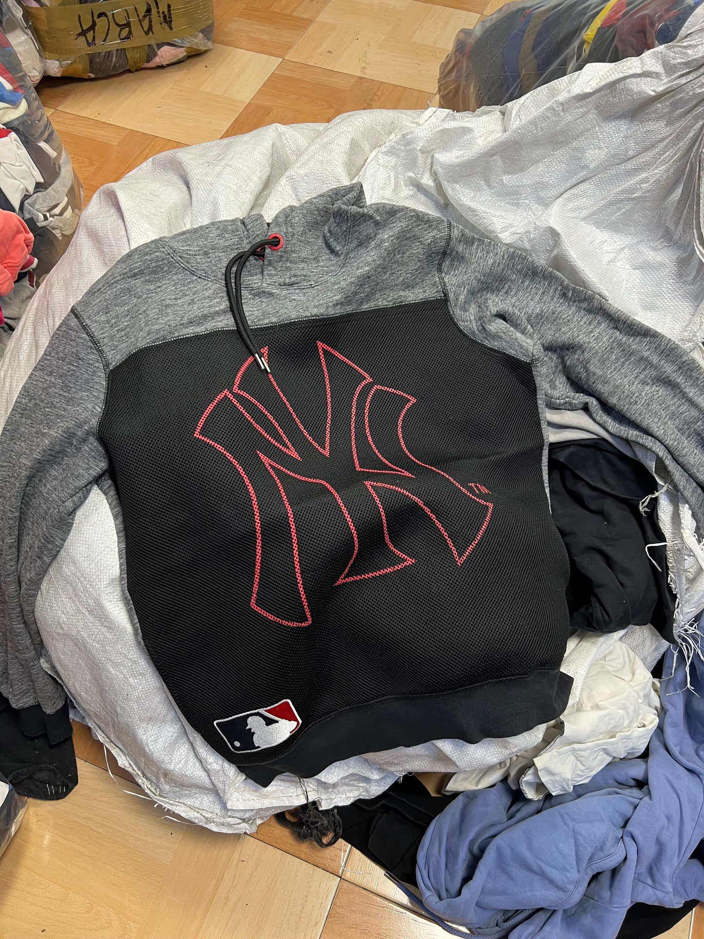 Mischen Sie Marken- und Vintage-Kleidung