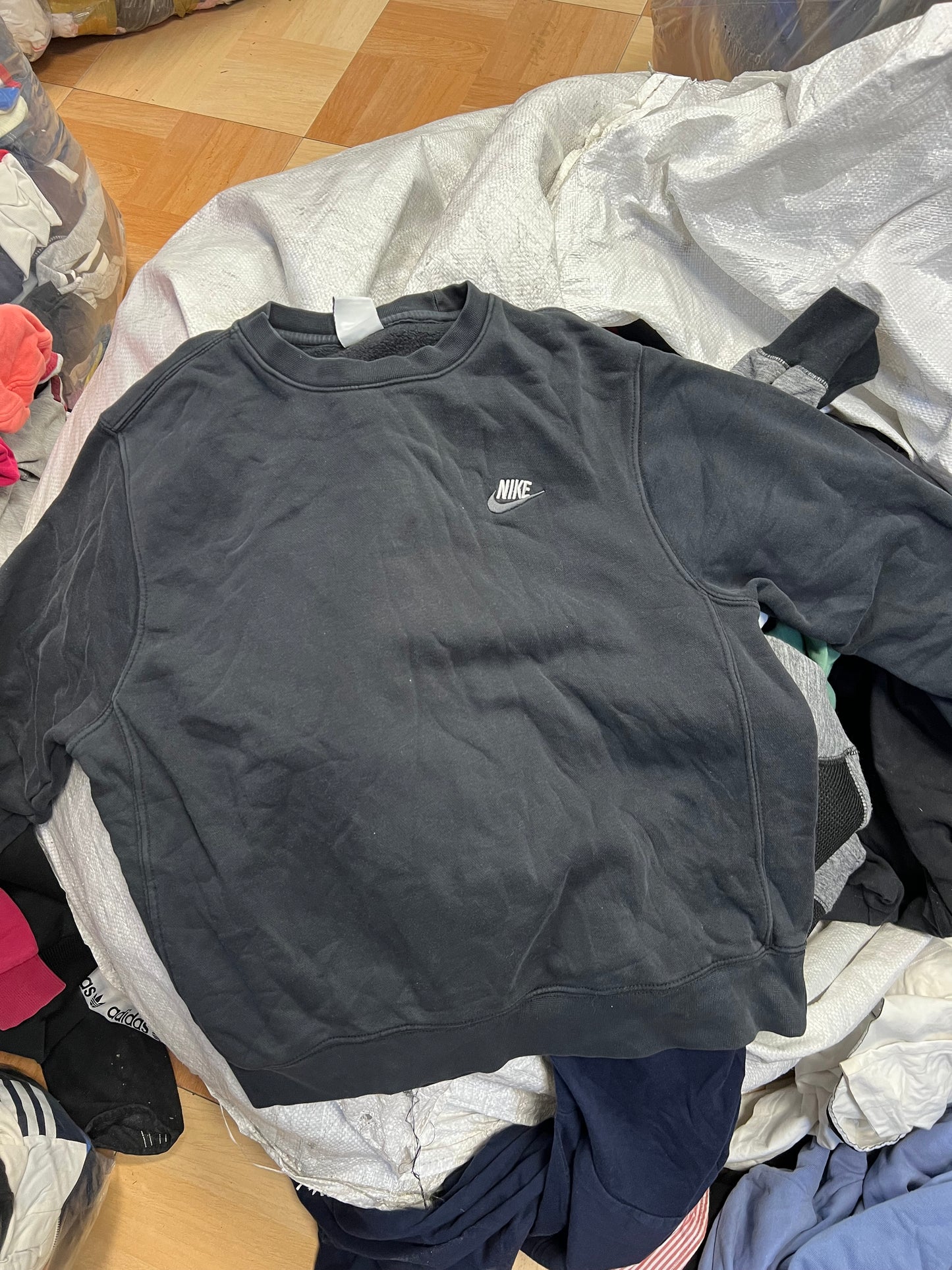 Mischen Sie Marken- und Vintage-Kleidung