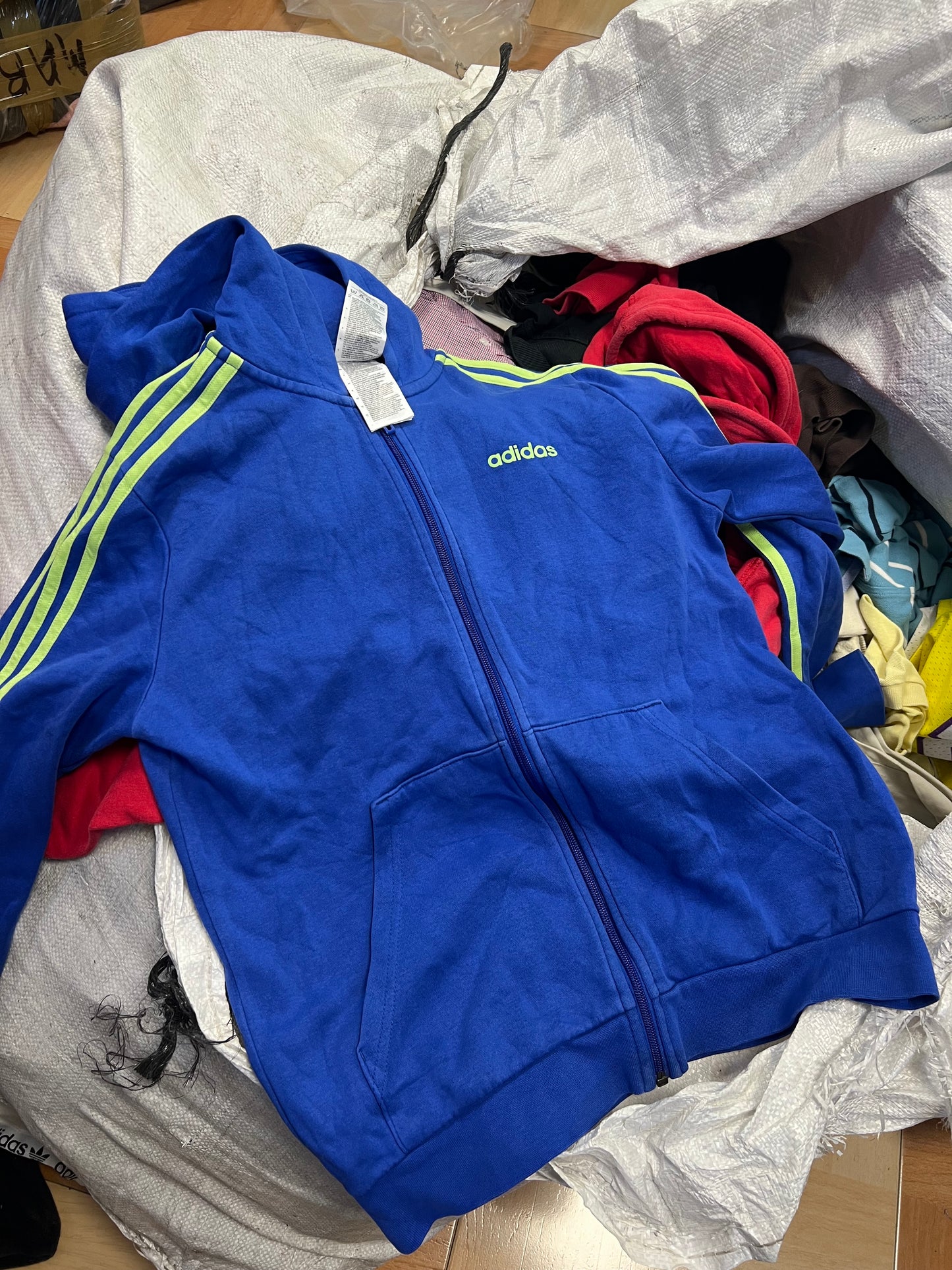 Mischen Sie Marken- und Vintage-Kleidung