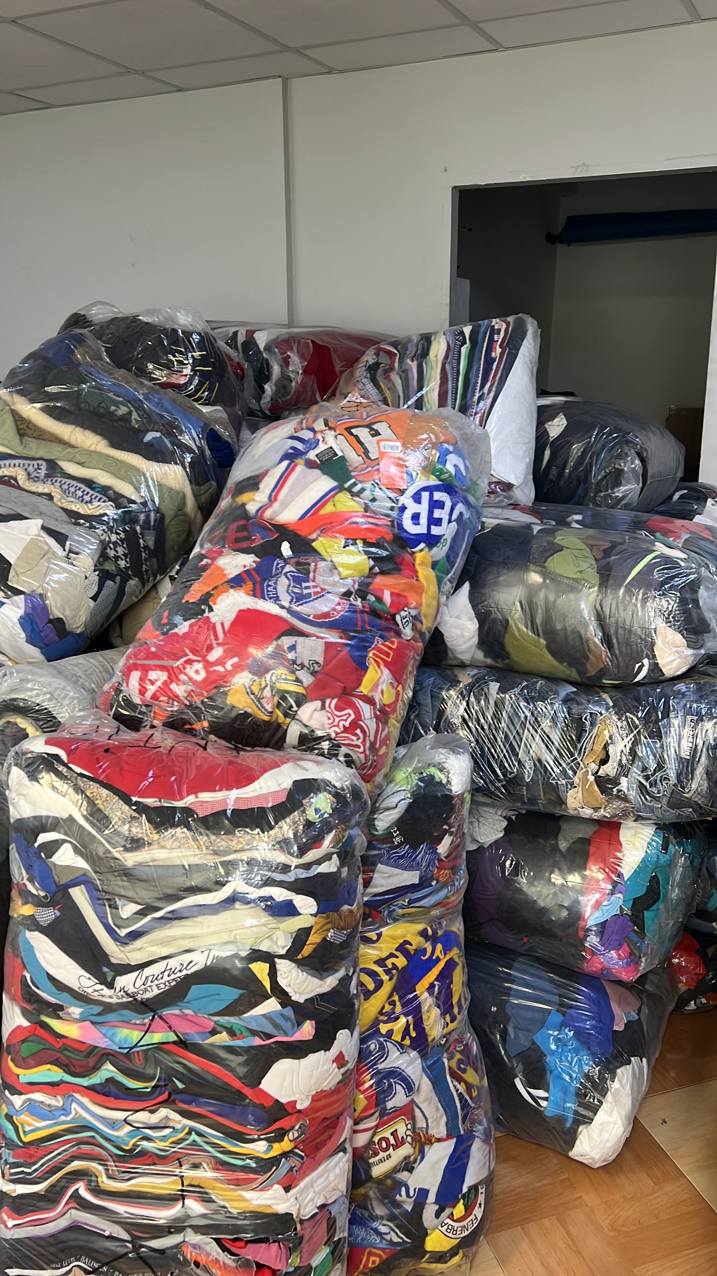 Mischen Sie Marken- und Vintage-Kleidung