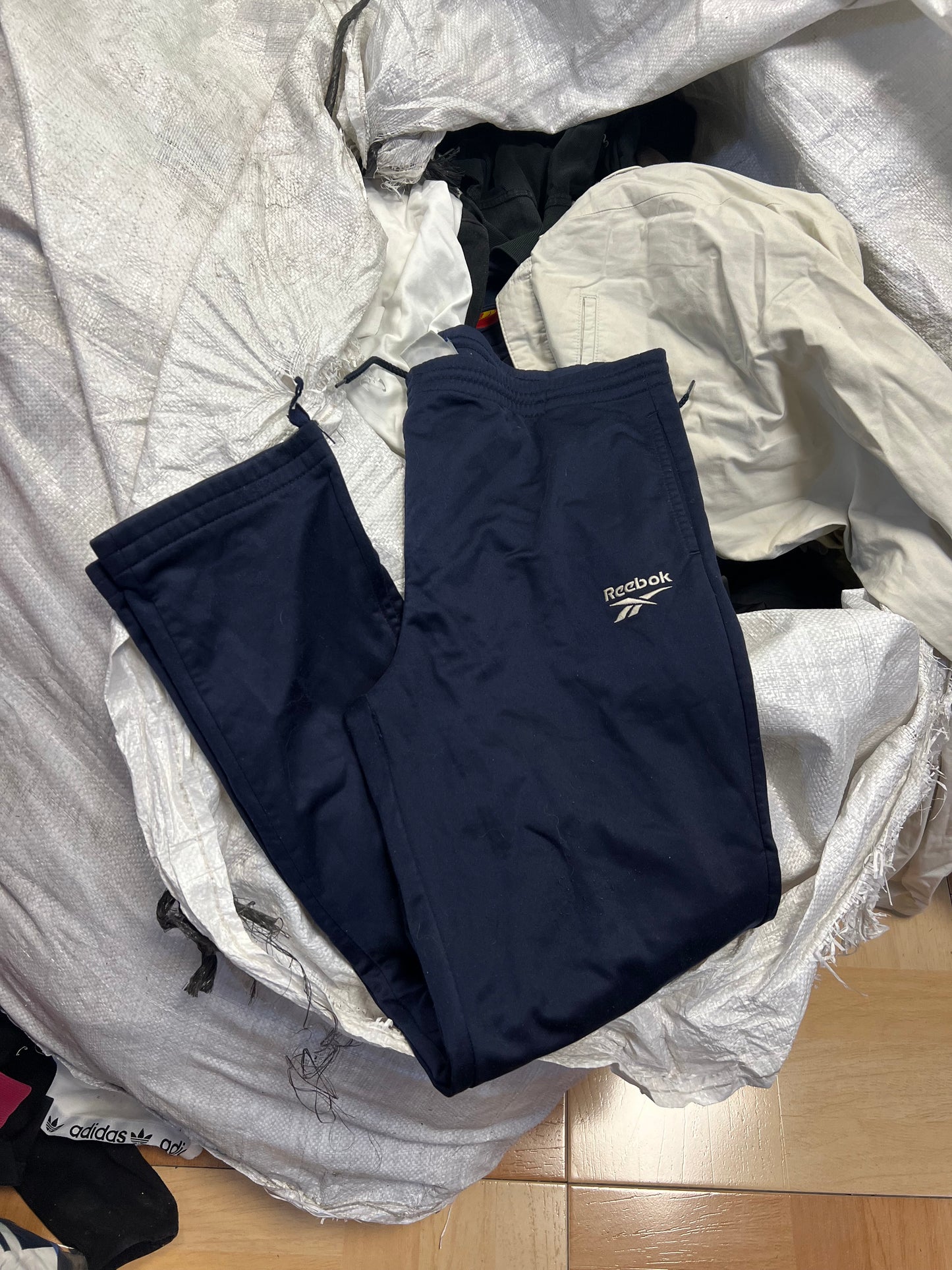 Mischen Sie Marken- und Vintage-Kleidung