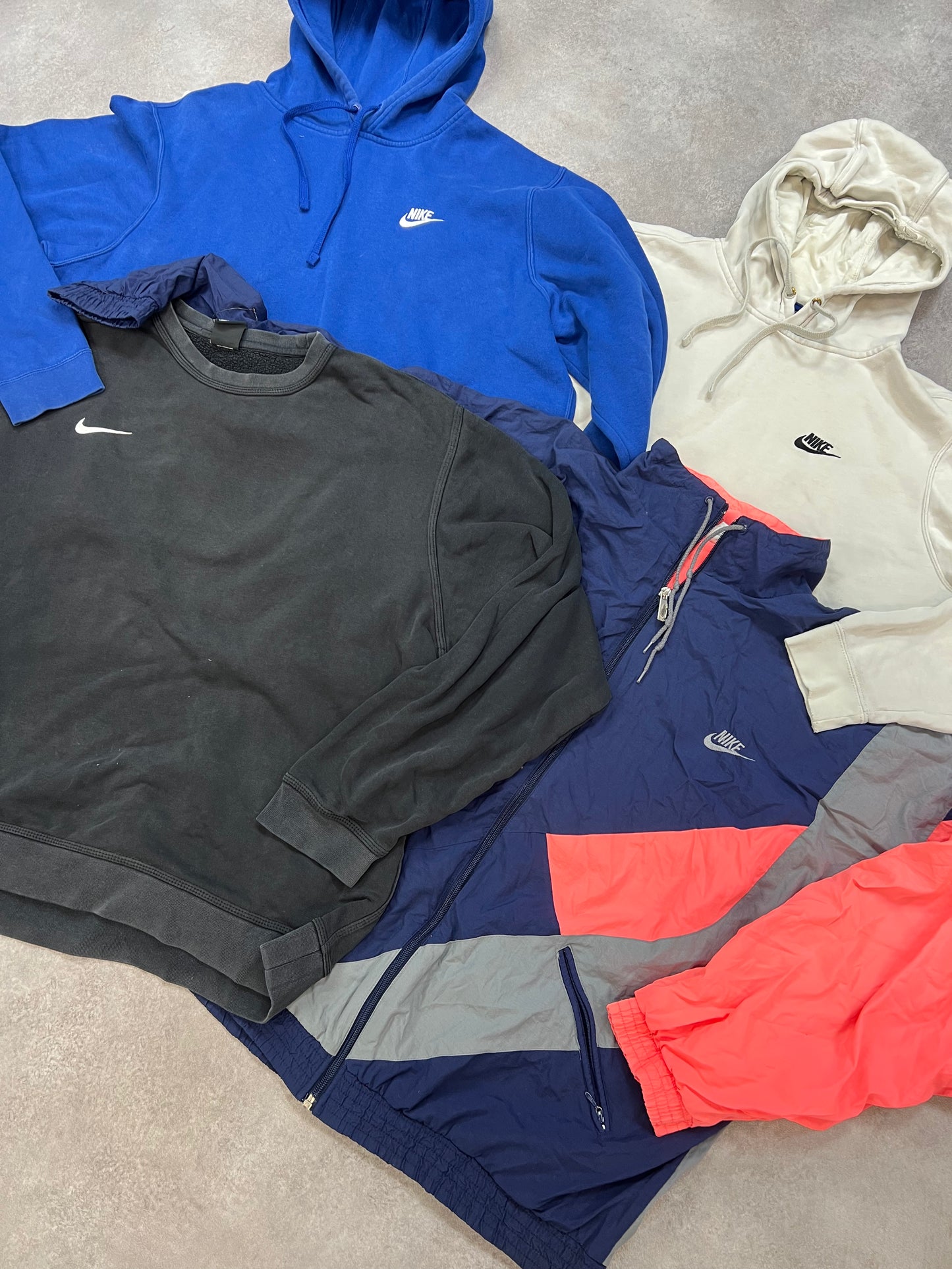 NIKE PREMIUM SWEATSHIRTS UND JACKEN