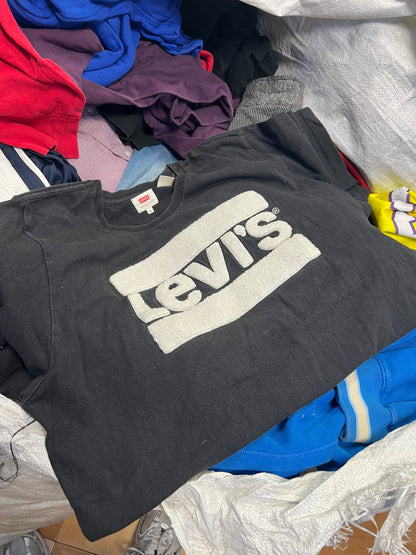 Mischen Sie Marken- und Vintage-Kleidung